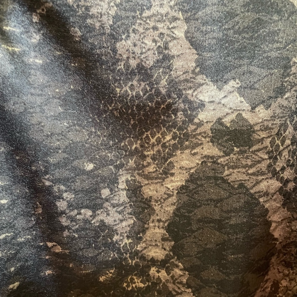 Tahari shell. Size Medium. - Picture 3 of 11